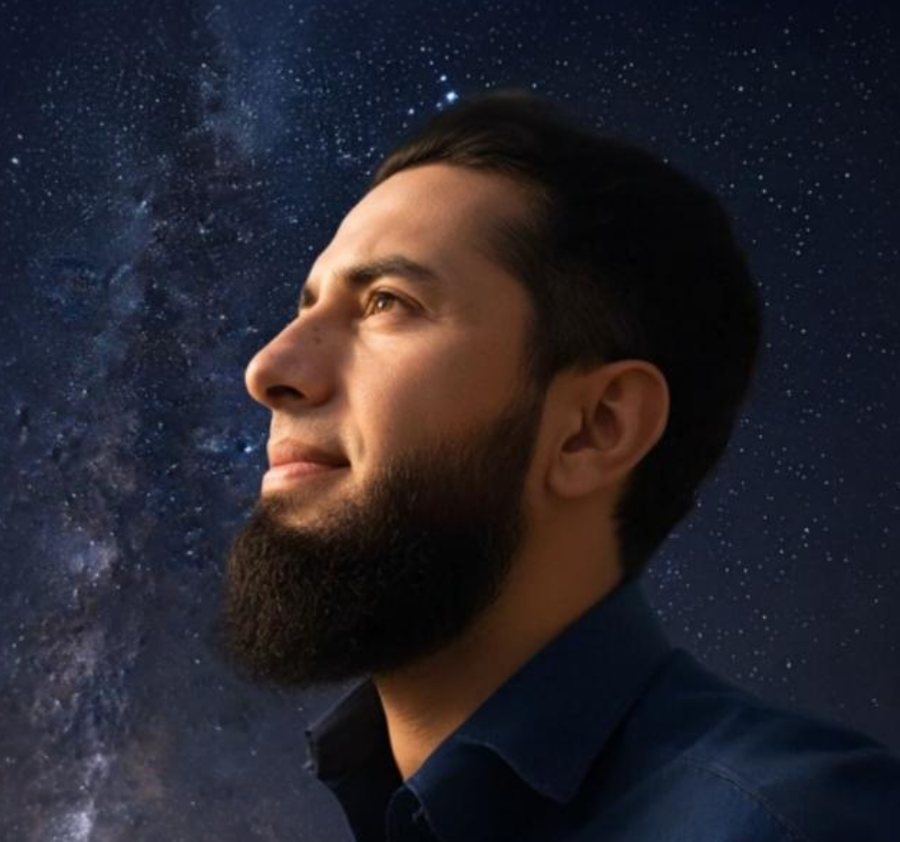 نقاش خان، بانی NEO، رات کے آسمان کی طرف دیکھتے ہوئے